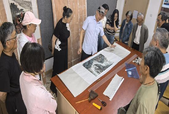 绽书画装裱之美 ，用匠心守护笔墨 ——走进书画学院倪瑞喜老师的书画装裱课堂